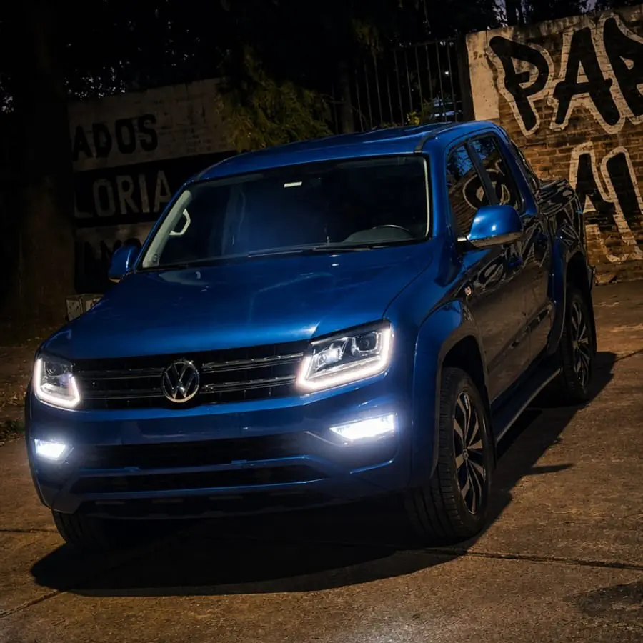 Volkswagen Amarok azul con las luces encendidas