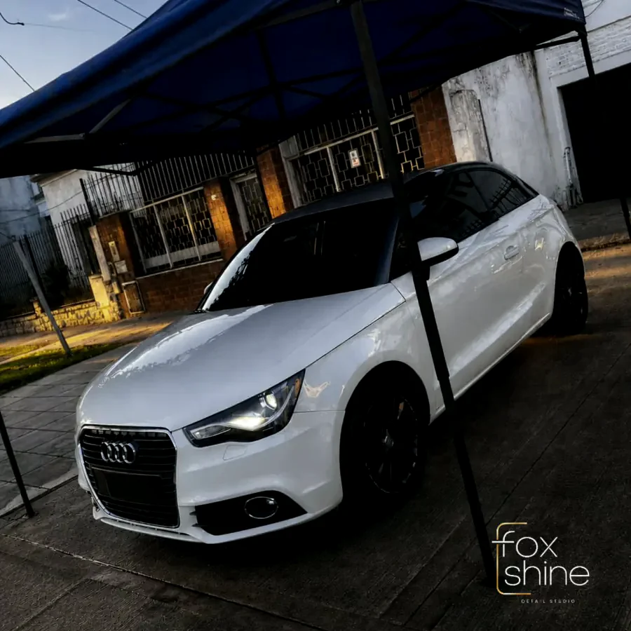 Audi A1 blanco de frente al atardecer