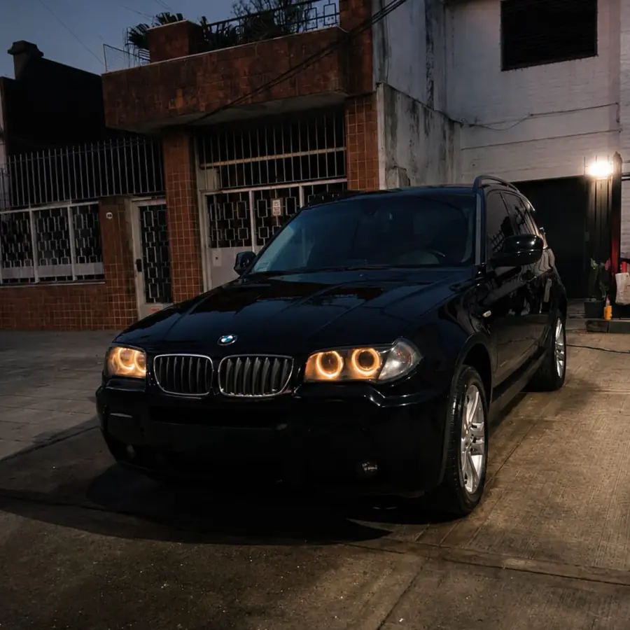 BMW X3 negra detallada de noche