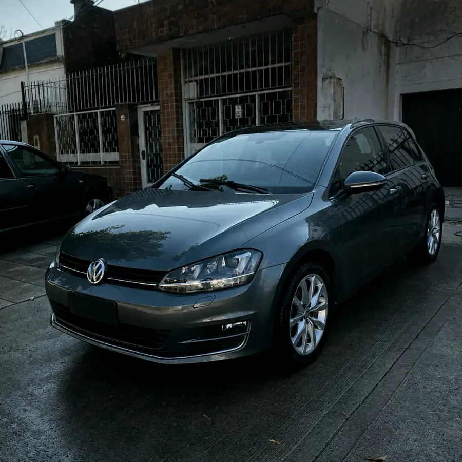 Volkswagen Golf gris recién lavado