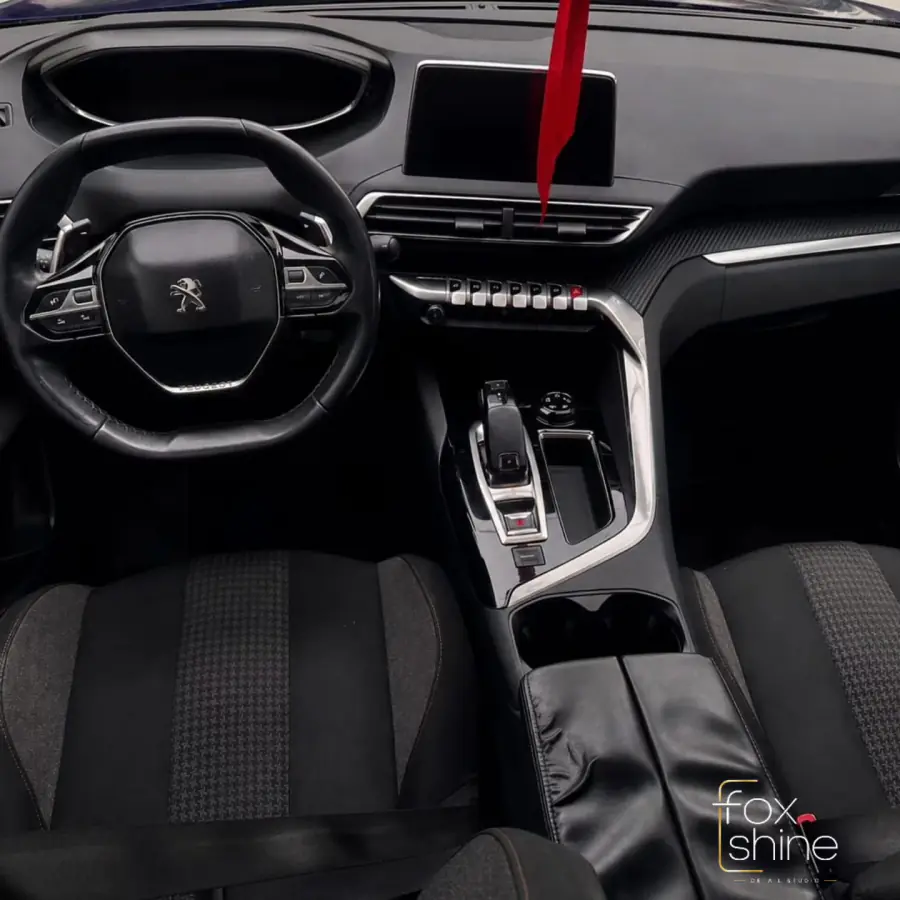 Tablero, volante y consola del Peugeot 3008